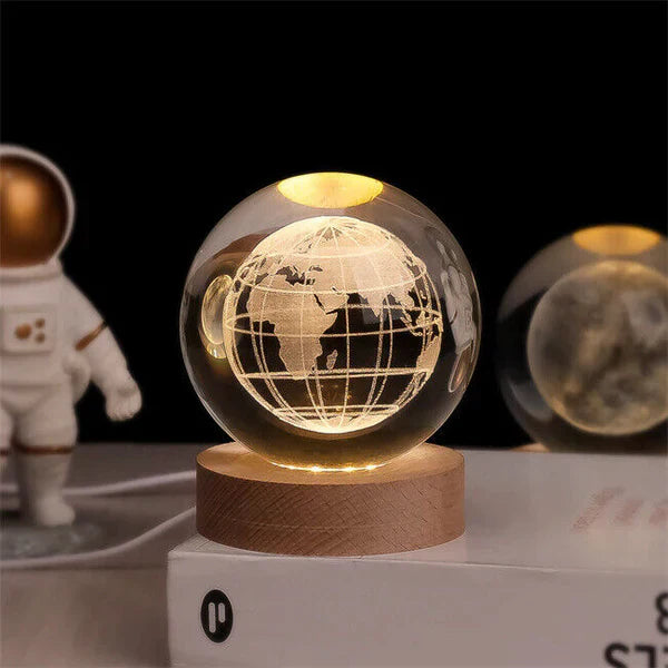 AstroGlobe 3D Lampe – Kugleformet Træbordlampe med Varm LED Lys og Planetdesign