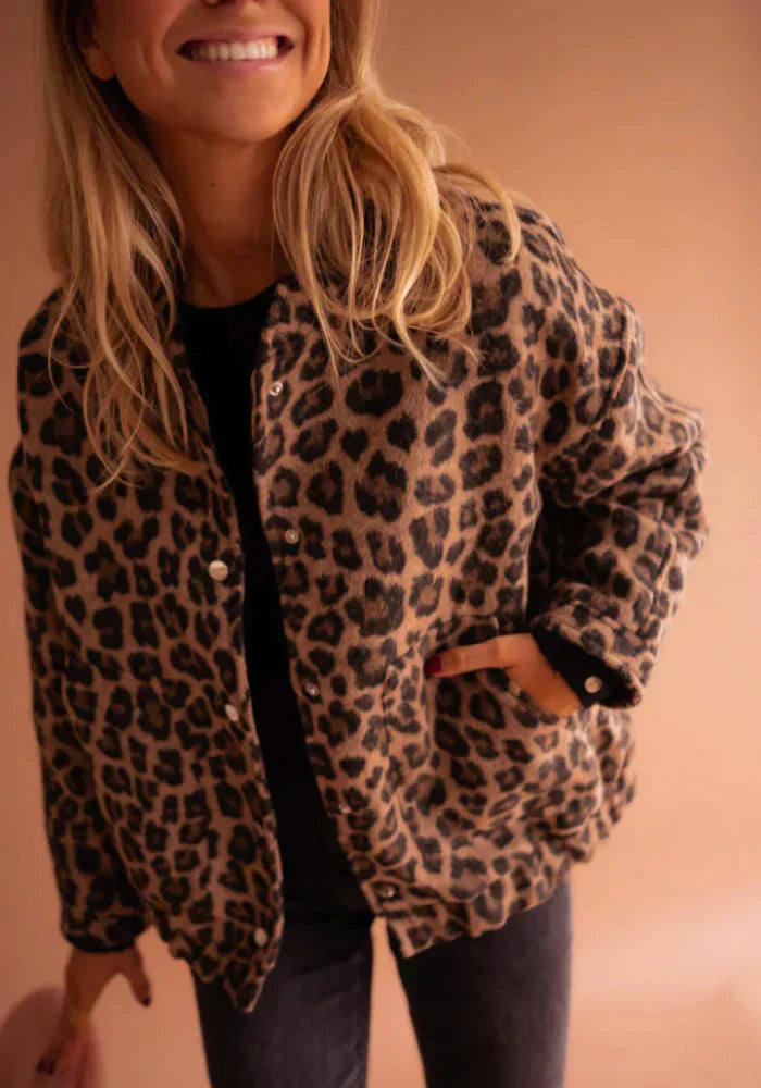 Valeria Kvinders Jakke – Elegant Leopardjakke med Dyreprint & Komfortabel Pasform