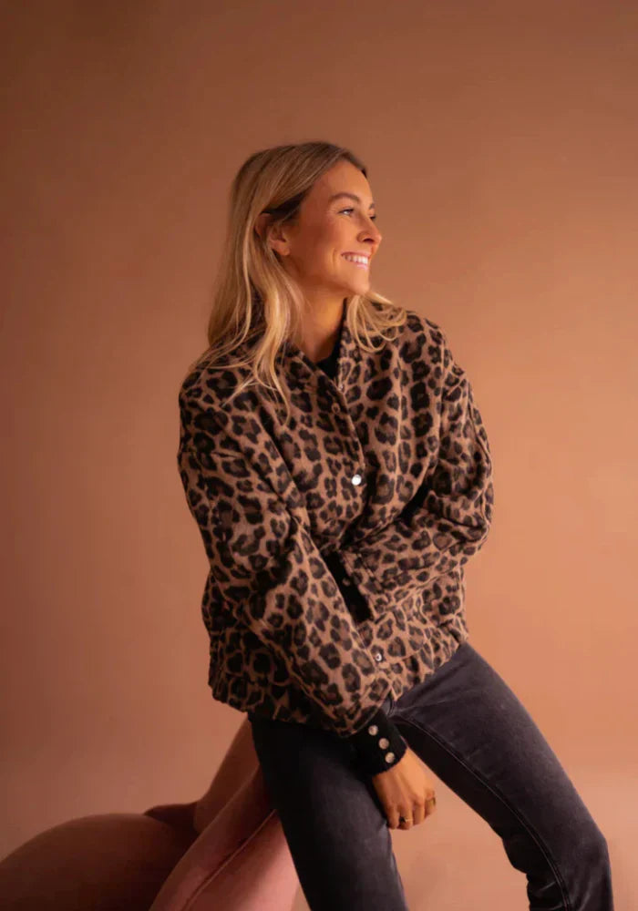 Valeria Kvinders Jakke – Elegant Leopardjakke med Dyreprint & Komfortabel Pasform