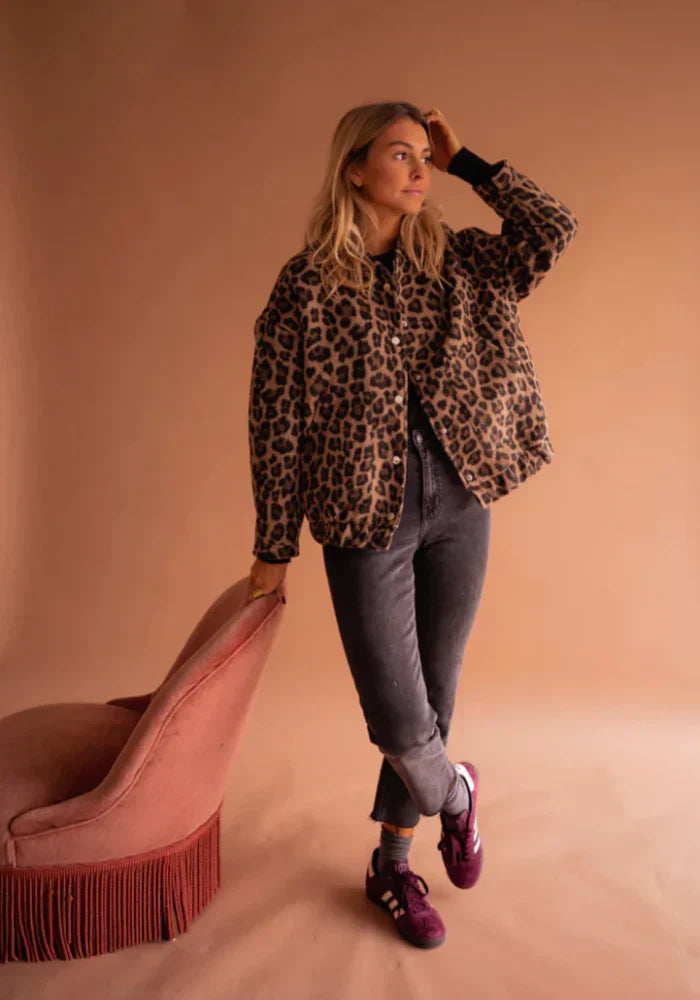 Valeria Kvinders Jakke – Elegant Leopardjakke med Dyreprint & Komfortabel Pasform
