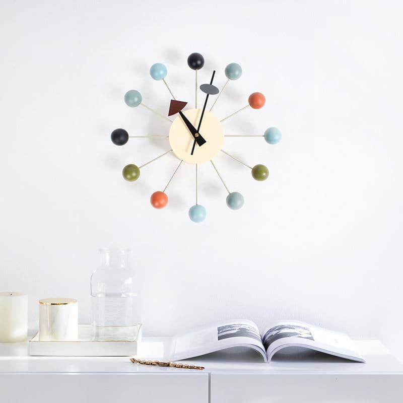 Minimalistisk Vægur i 3D Kugle Design