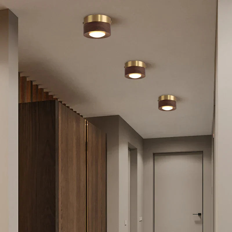 Moderne Loftslampe i Valnød med Guld Detaljer