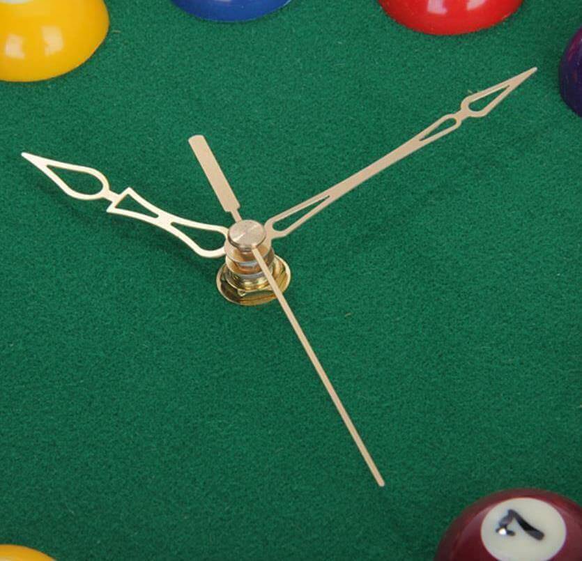 Moderne Vægur med 3D Poolbolde Design til Billardrum