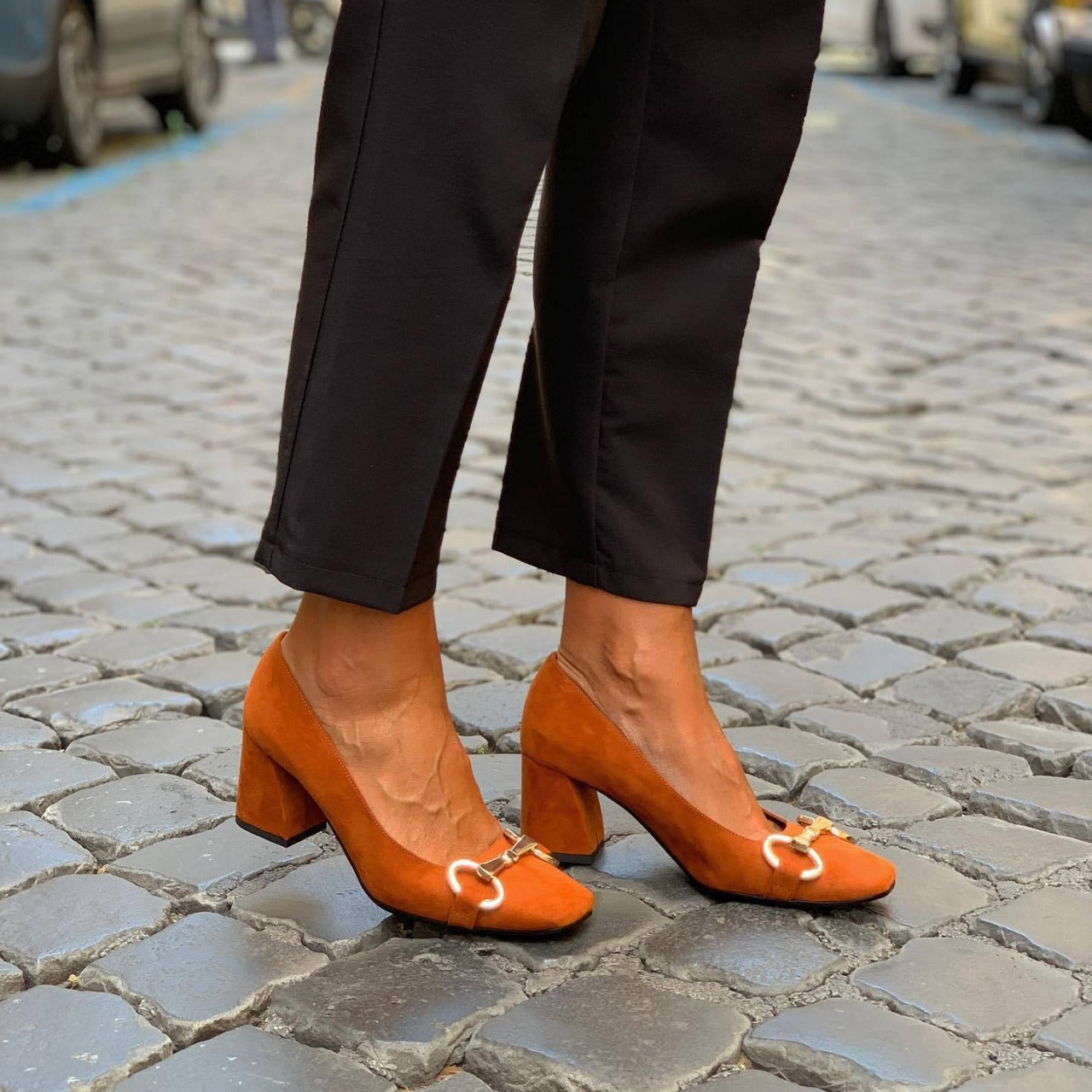 ELEGANTE PUMPER MED GULDDETALJE