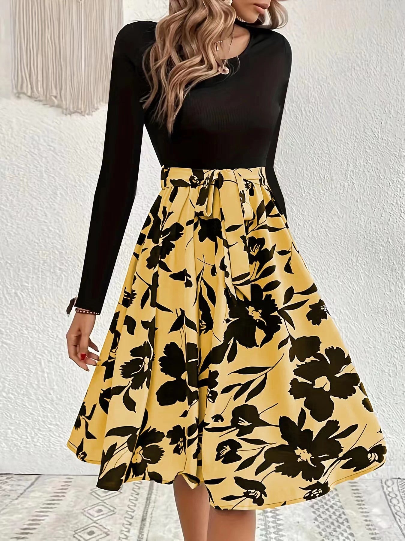 Midi Kjole med Blomsterprint og Smocket Top til Kvinder | Ideel til Begivenheder og Hverdag