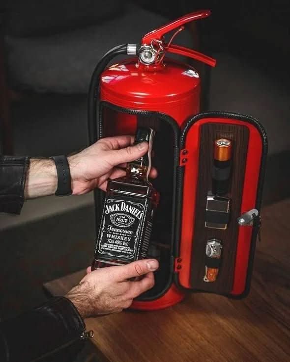 Skjult Minibar i Ildslukkerdesign