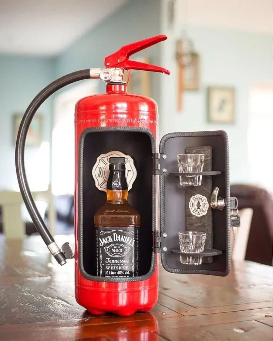 Skjult Minibar i Ildslukkerdesign