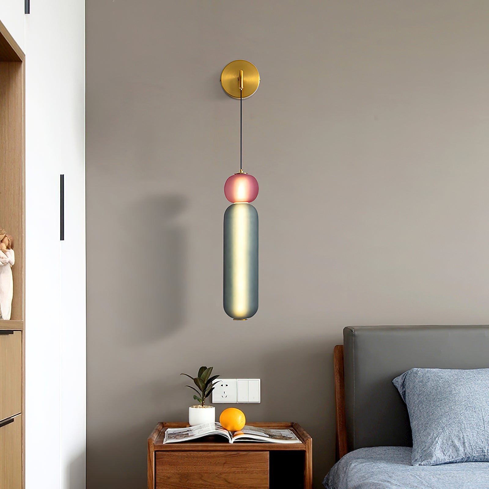 ValleyGlow – Elegant væglampe med guldfinish og blomstercharme
