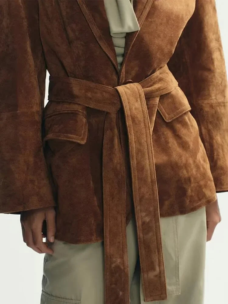 AutumnElegance Dame Suede Jakke – Belagt Model med Bælte og Lommer