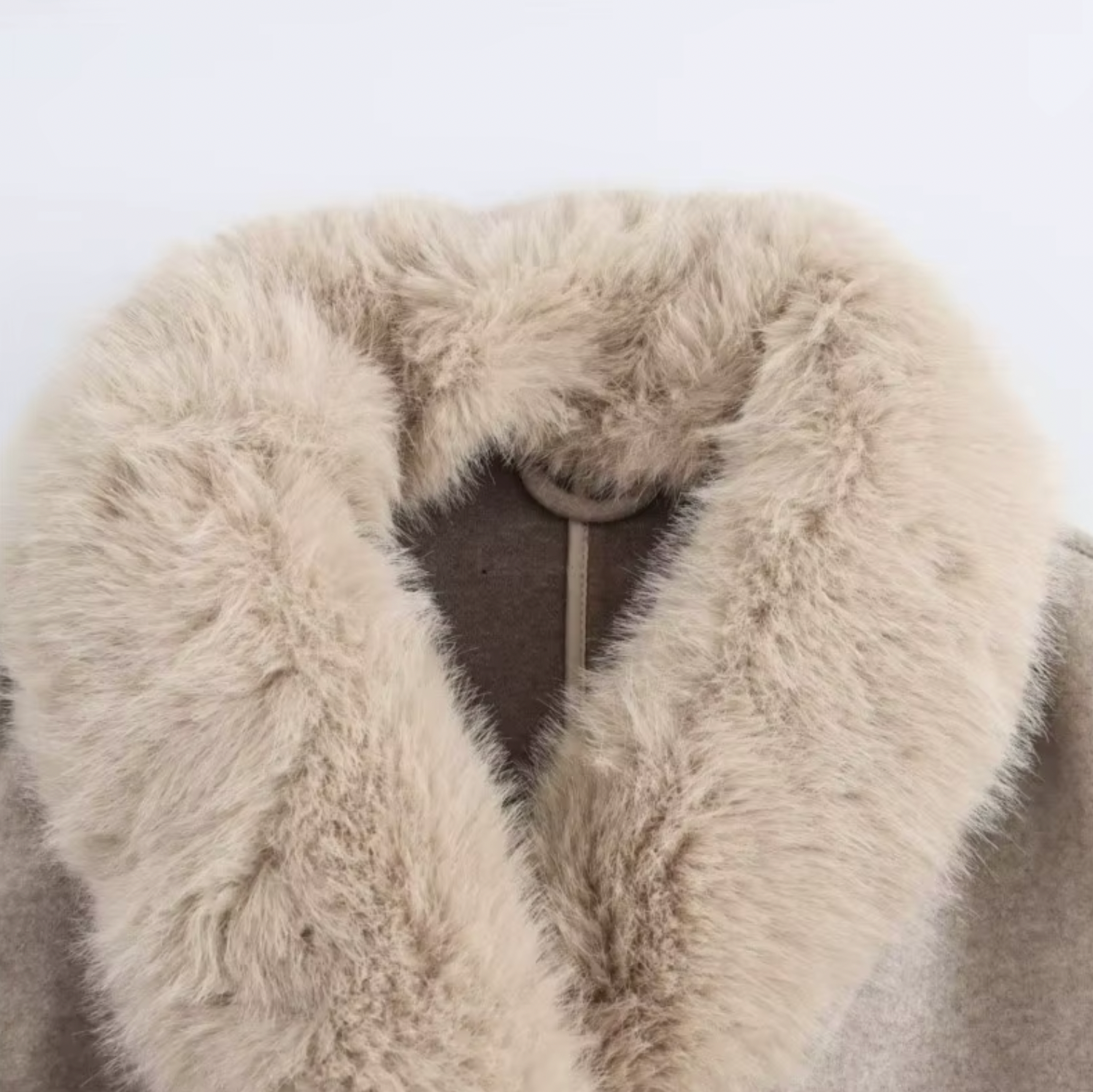 Dame Beige Dobbeltbrystet Trenchcoat med Faux Fur Krave – Bælte Langline Design