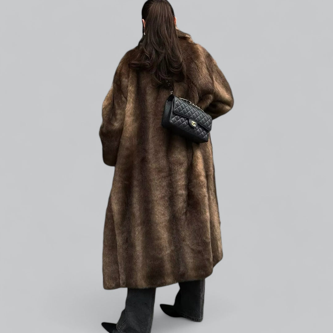 Kvinders Mørkebrune Lange Faux Fur Frakke – Luksuriøs Vinter Yderbeklædning