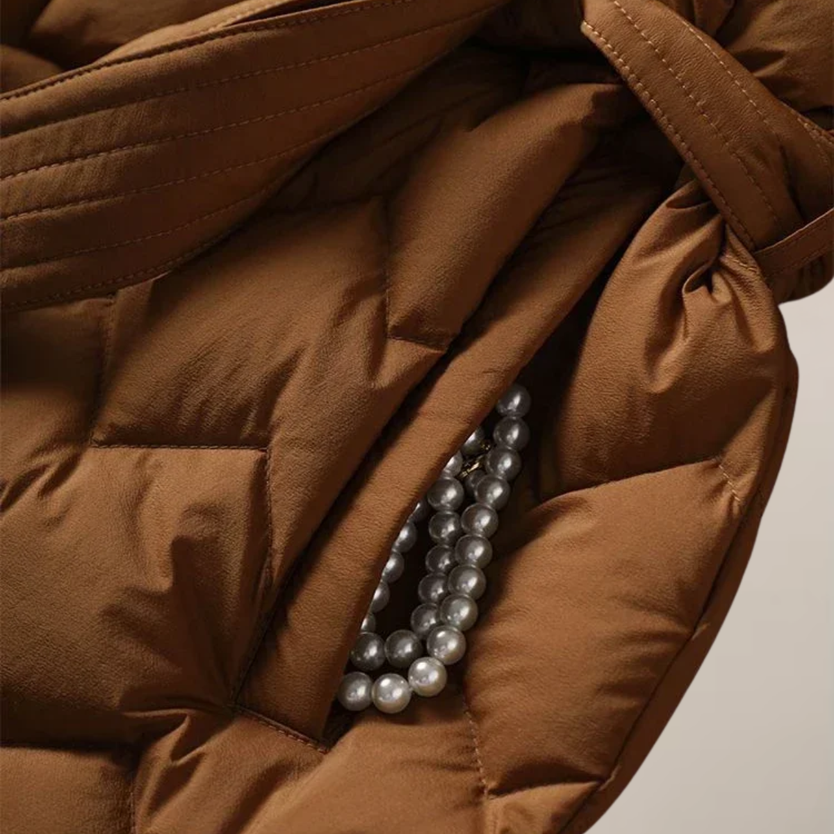 Kvinders Puffer Jakke – Quiltet Design – Bælte i Taljen – Elegant Pasform