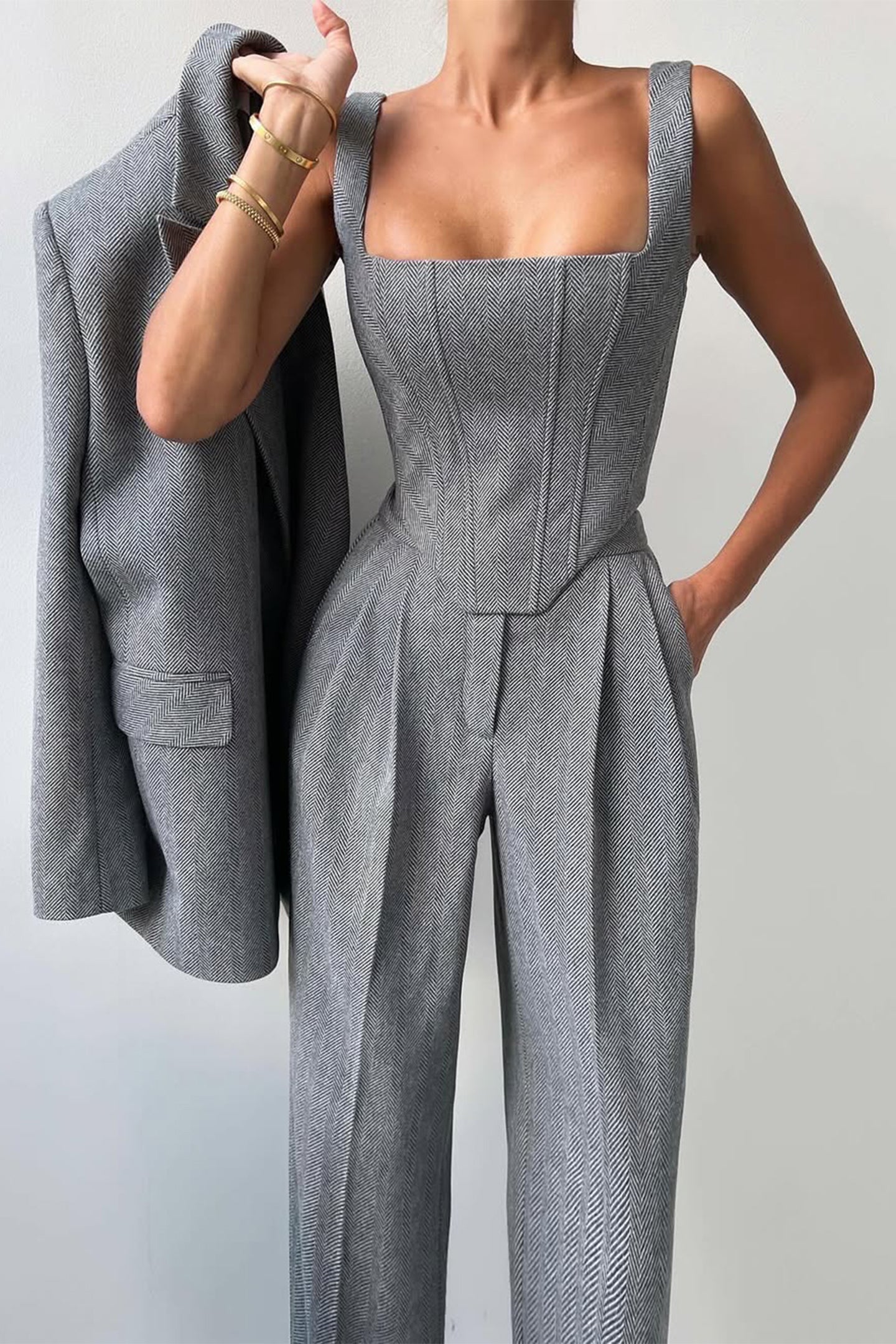 Kvinders Tre-Delt Buksedragt – Dobbeltbrystet Blazer, Korset Top, Bred Ben