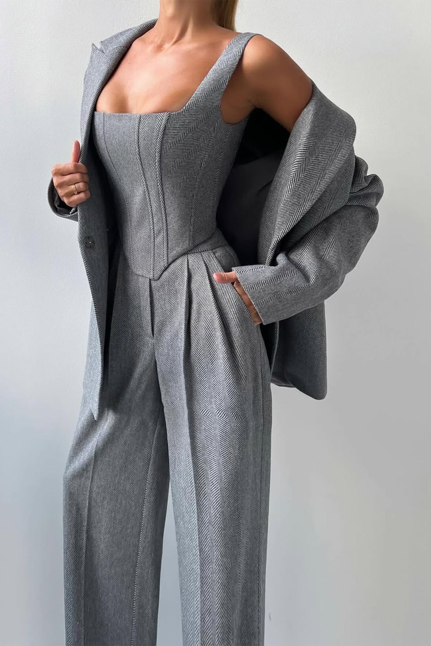 Kvinders Tre-Delt Buksedragt – Dobbeltbrystet Blazer, Korset Top, Bred Ben