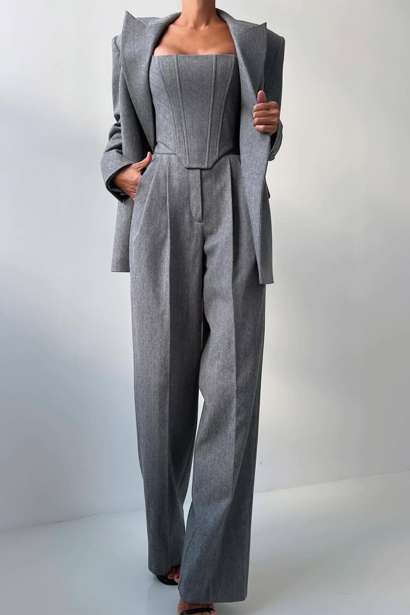 Kvinders Tre-Delt Buksedragt – Dobbeltbrystet Blazer, Korset Top, Bred Ben