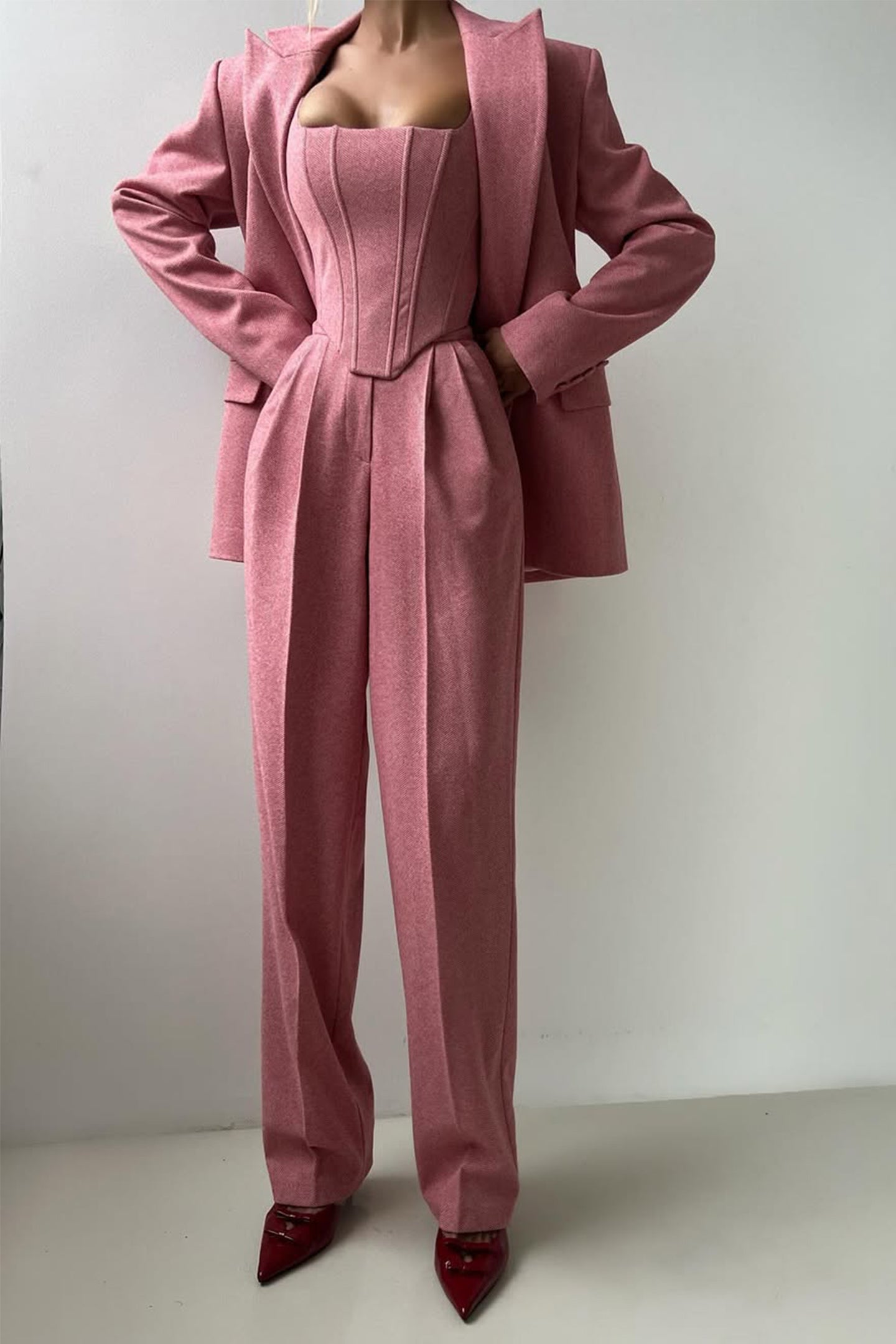 Kvinders Tre-Delt Buksedragt – Dobbeltbrystet Blazer, Korset Top, Bred Ben