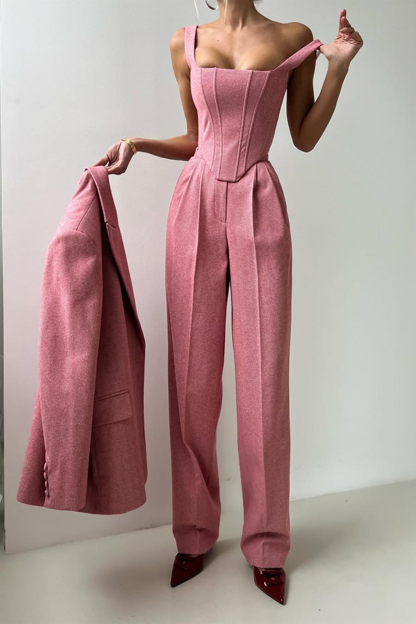 Kvinders Tre-Delt Buksedragt – Dobbeltbrystet Blazer, Korset Top, Bred Ben