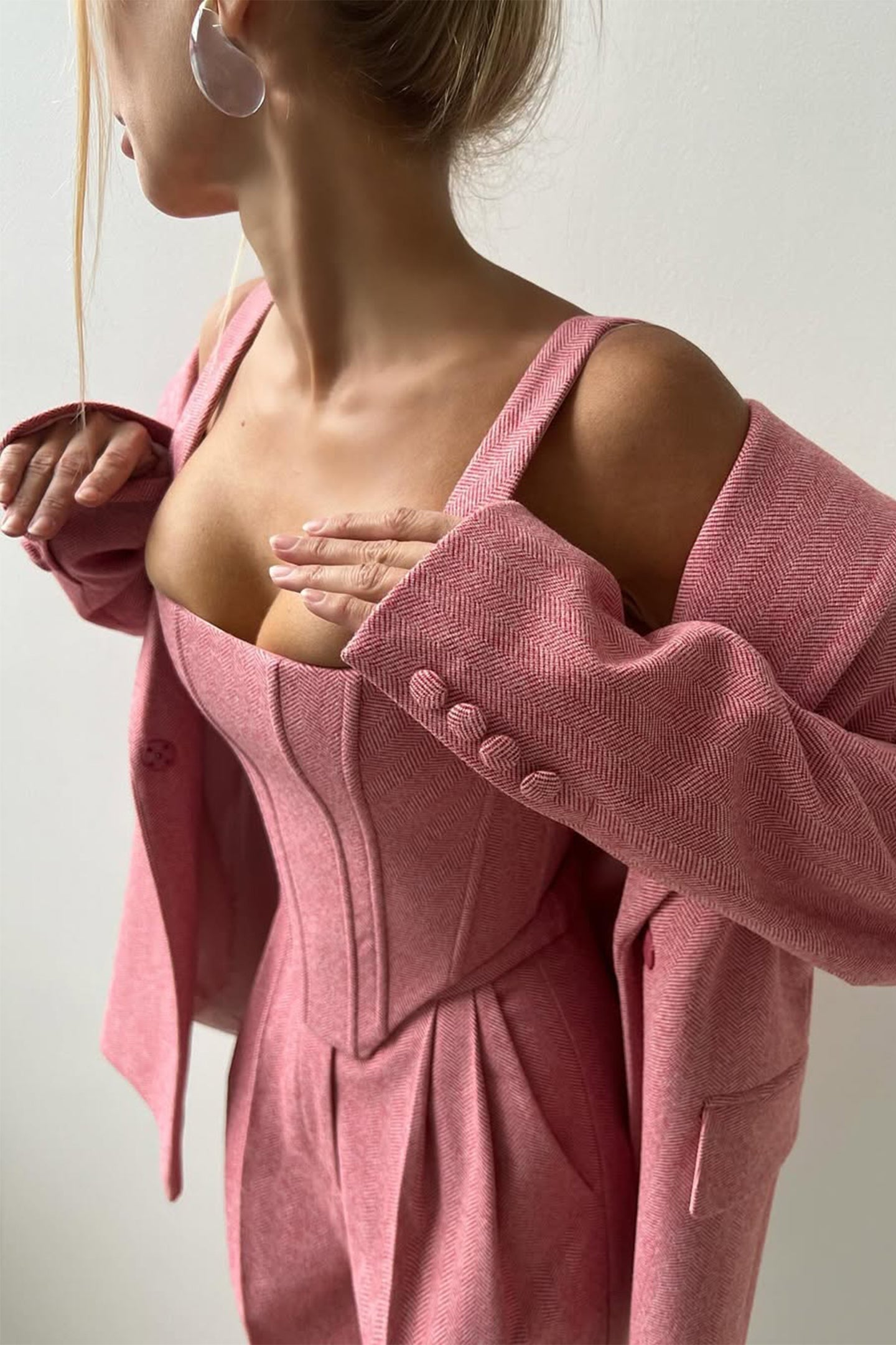 Kvinders Tre-Delt Buksedragt – Dobbeltbrystet Blazer, Korset Top, Bred Ben