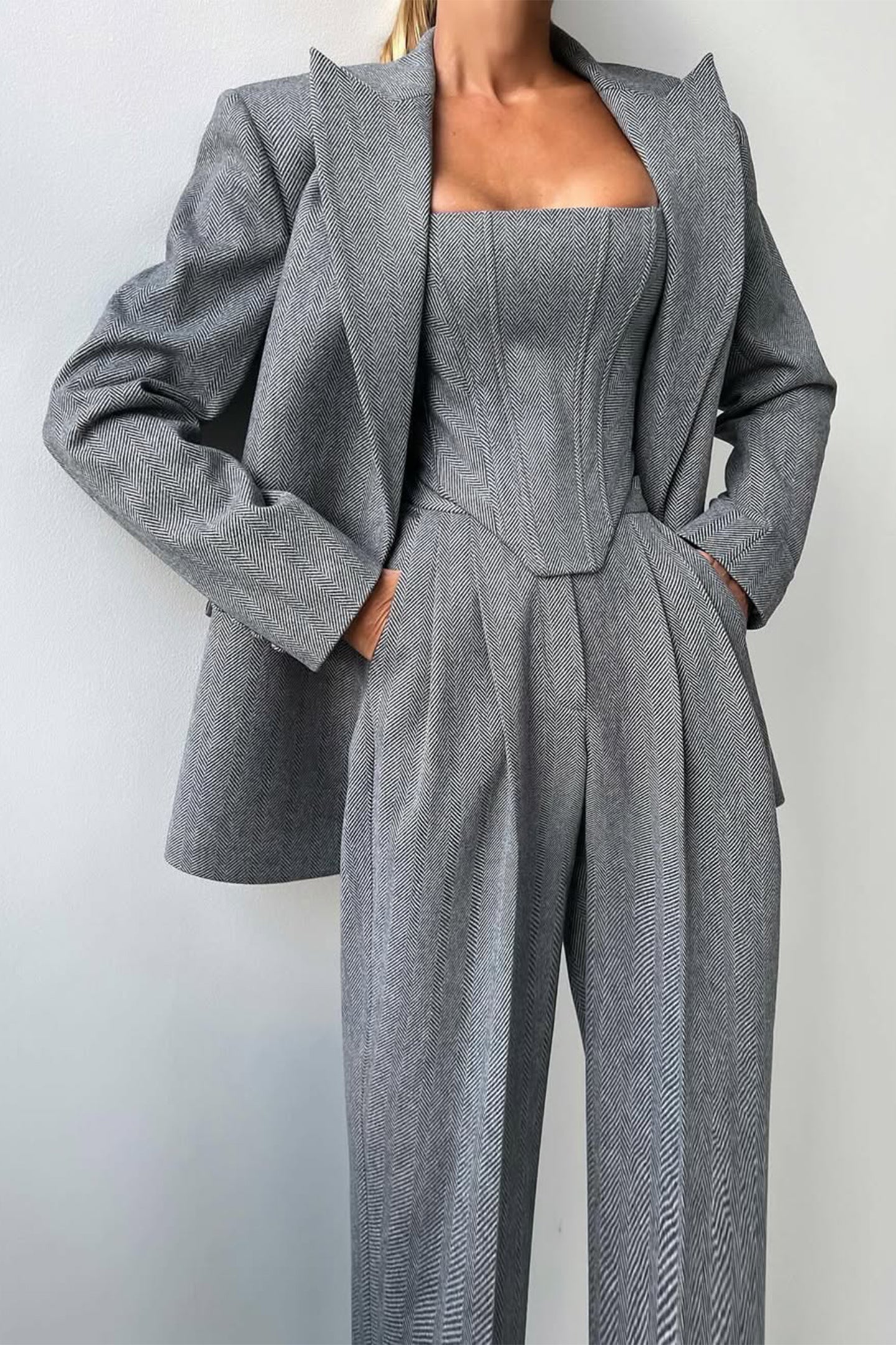 Kvinders Tre-Delt Buksedragt – Dobbeltbrystet Blazer, Korset Top, Bred Ben