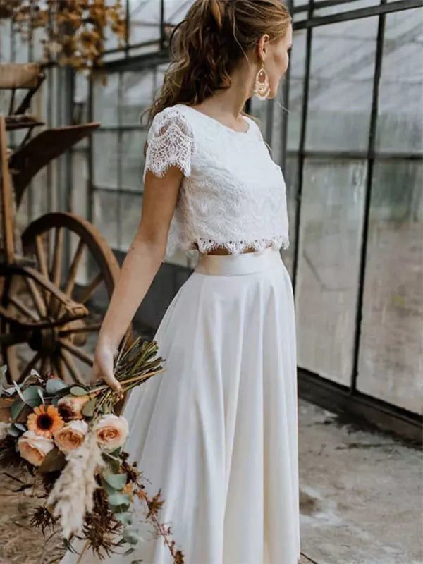 Kvinders Hvide To-Delt Bryllupskjole – Elegant Blonde Top og Flydende Maxi Nederdel