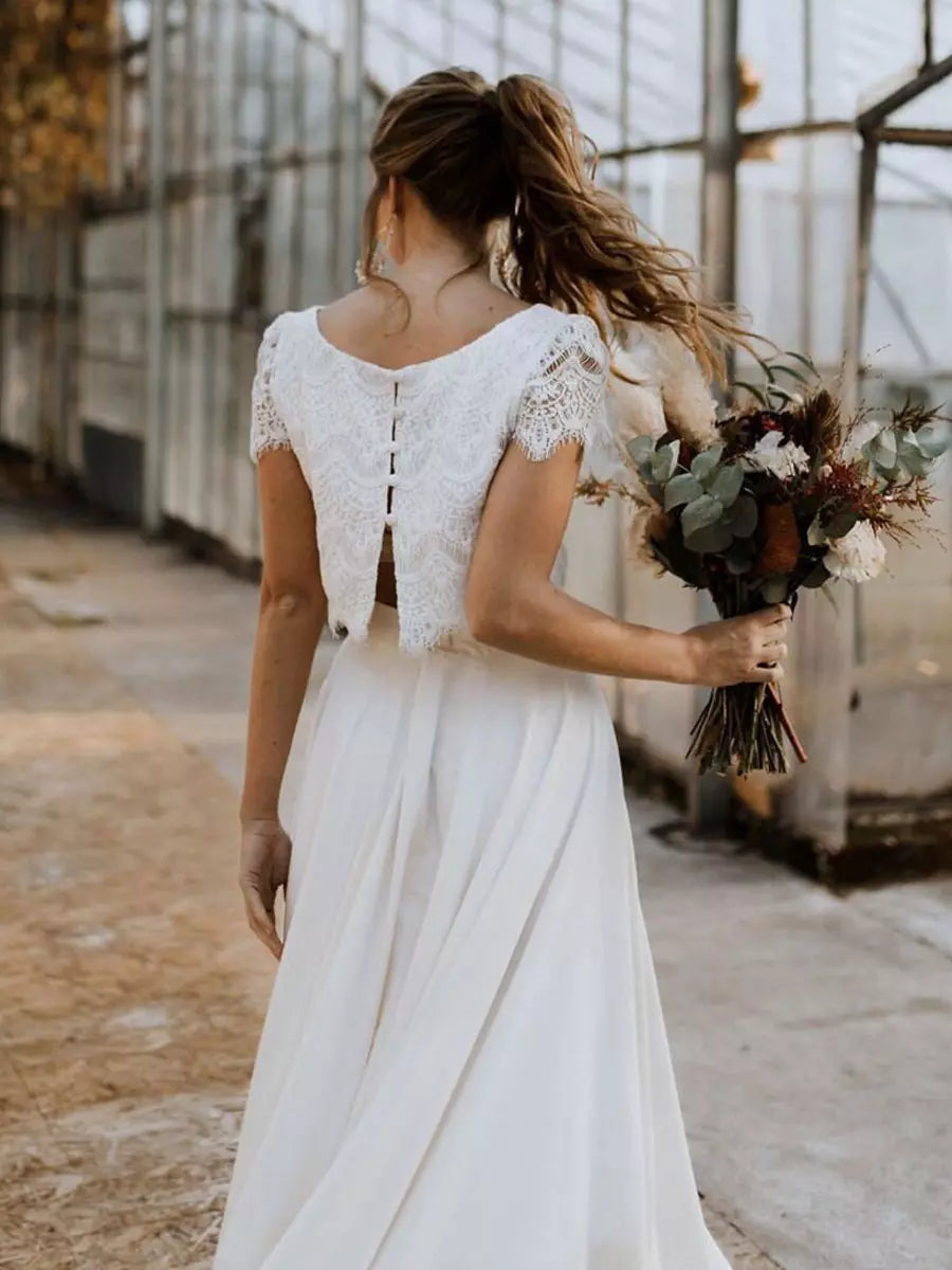 Kvinders Hvide To-Delt Bryllupskjole – Elegant Blonde Top og Flydende Maxi Nederdel