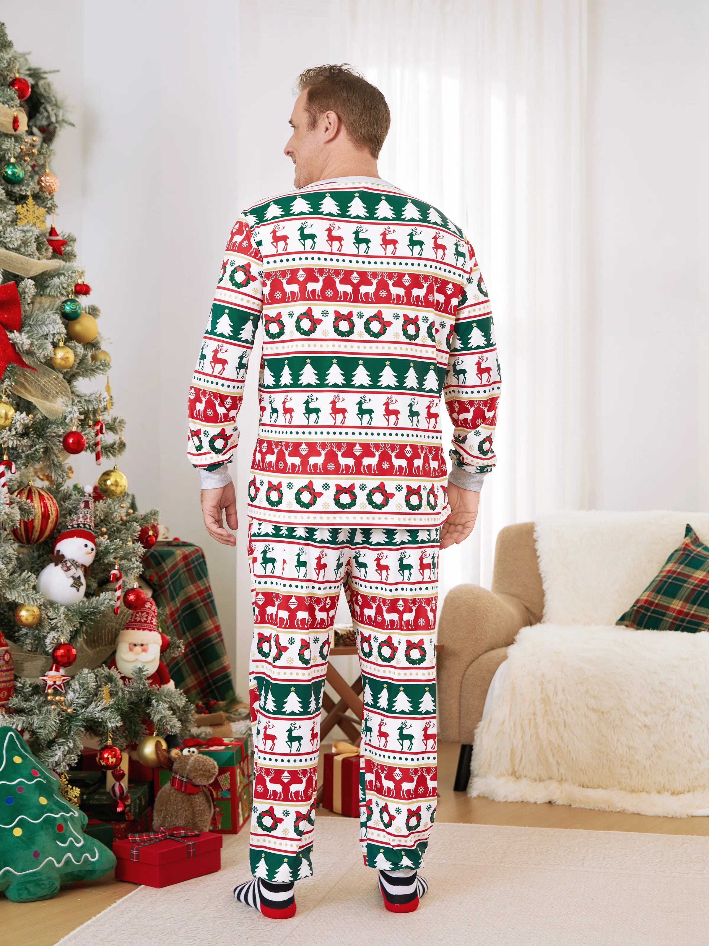 ReindeerJams | Familievenlige julepyjamas med rensdyr- og juletræsmønster samt ColorBlock-sokker