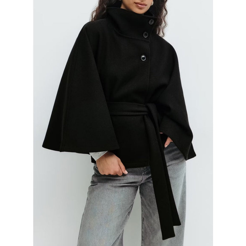 Charlotte Manteau Cape Kvinde – Høj Krave & Justerbart Bælte for Elegance og Vintervarme