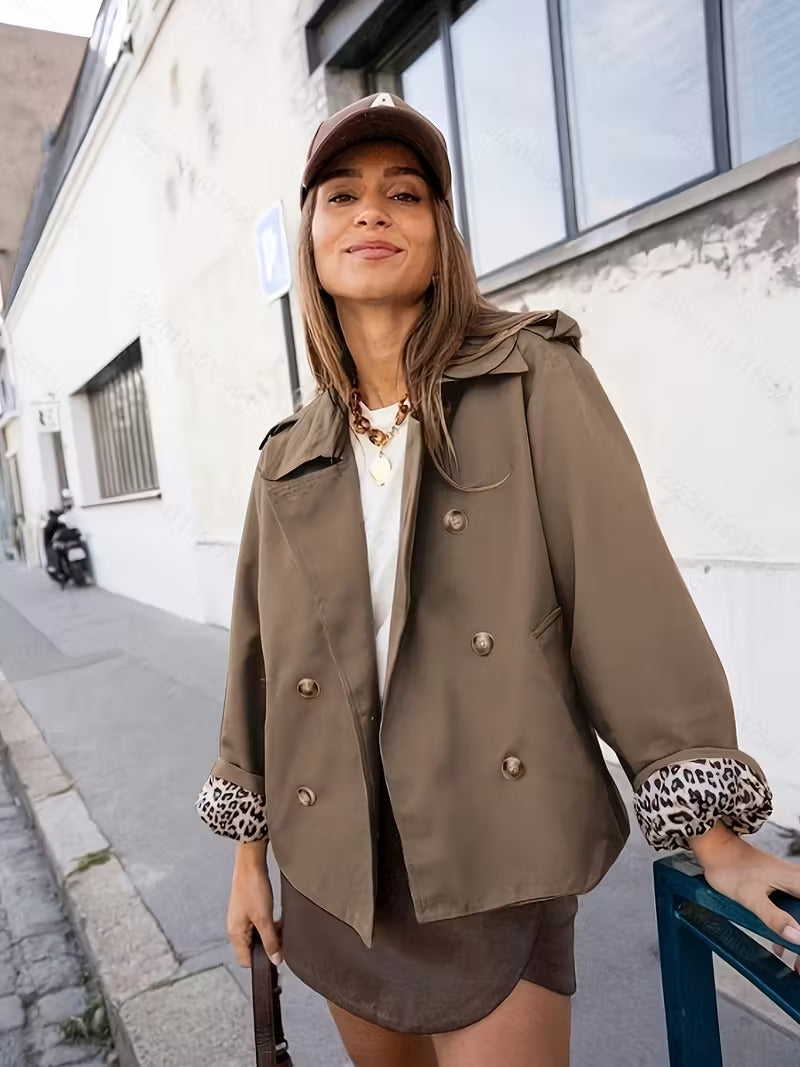 Georgia Trench Coat Dame – Struktureret Mellemsæson Jakke med Knaplukning & Trykt For