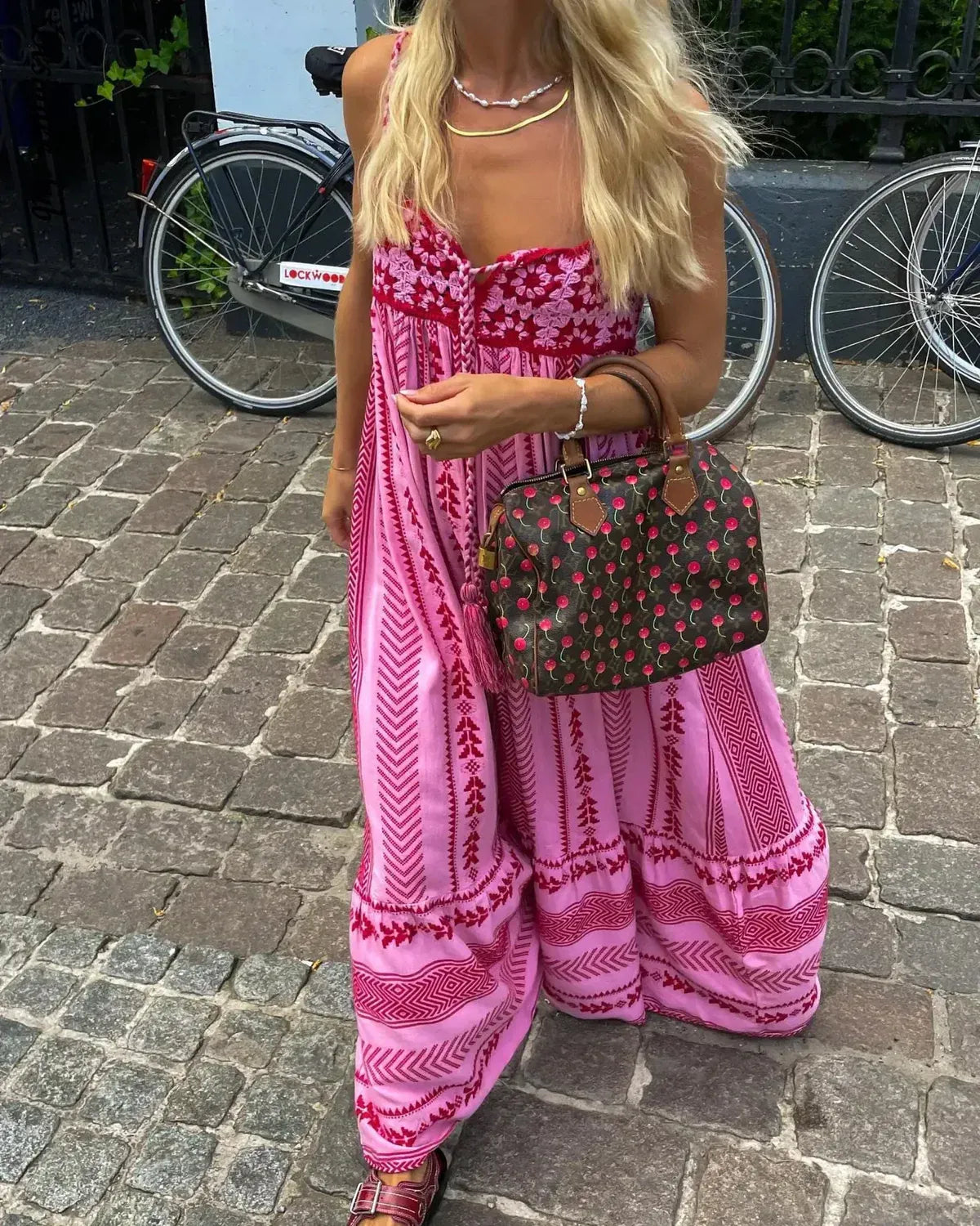 Lang Kjole med Fine Stropper og Broderi samt Boheme Detaljer til Kvinder | Ideel til Sommerdage