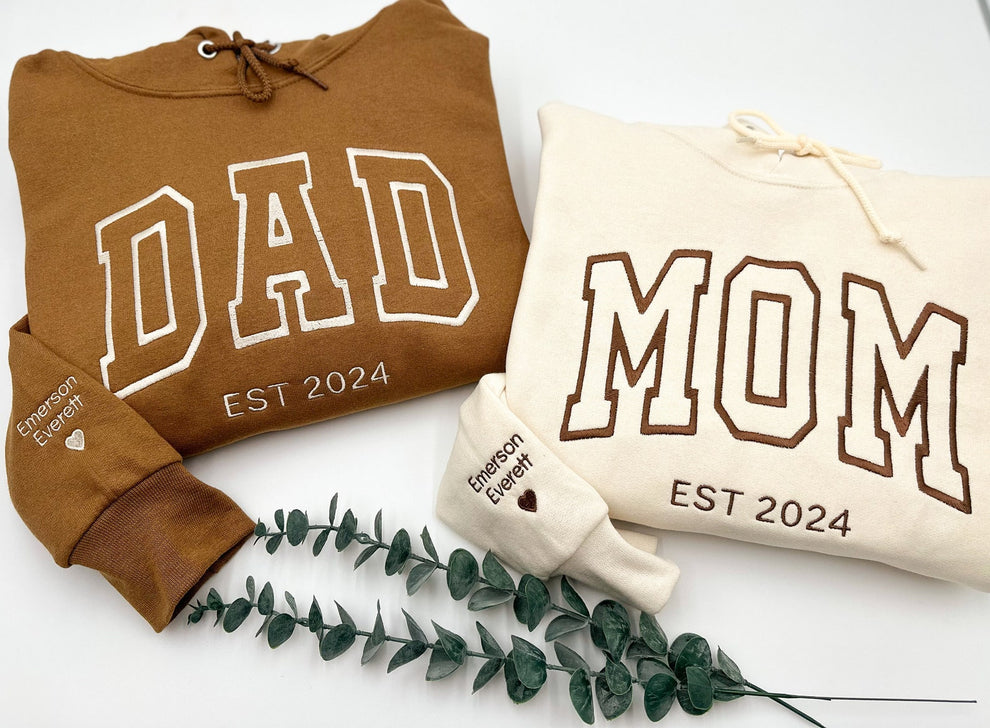 HeartMomDad | Personliggjort Far Mor Sweatshirt Hoodie med Hjerte Navn Gave til Nye Forældre