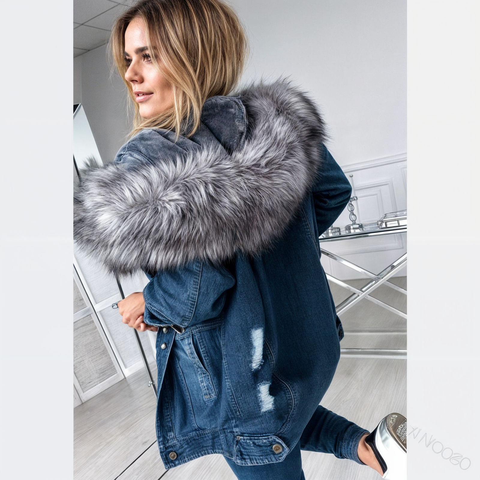 Denimjakke med pelskrave til kvinder