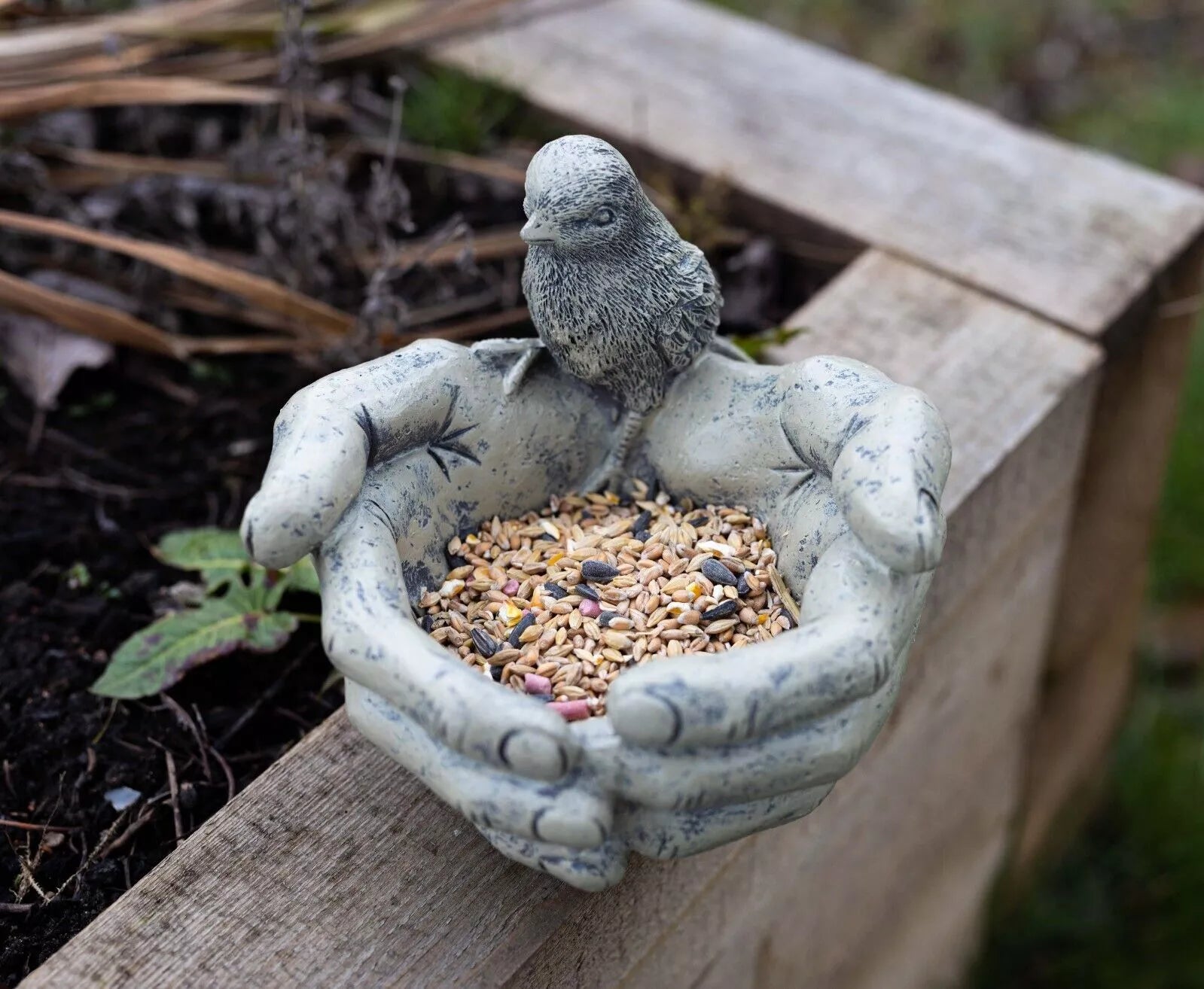 BirdHaven – Symbolisk Fuglefodring i Håndformet Harpiks