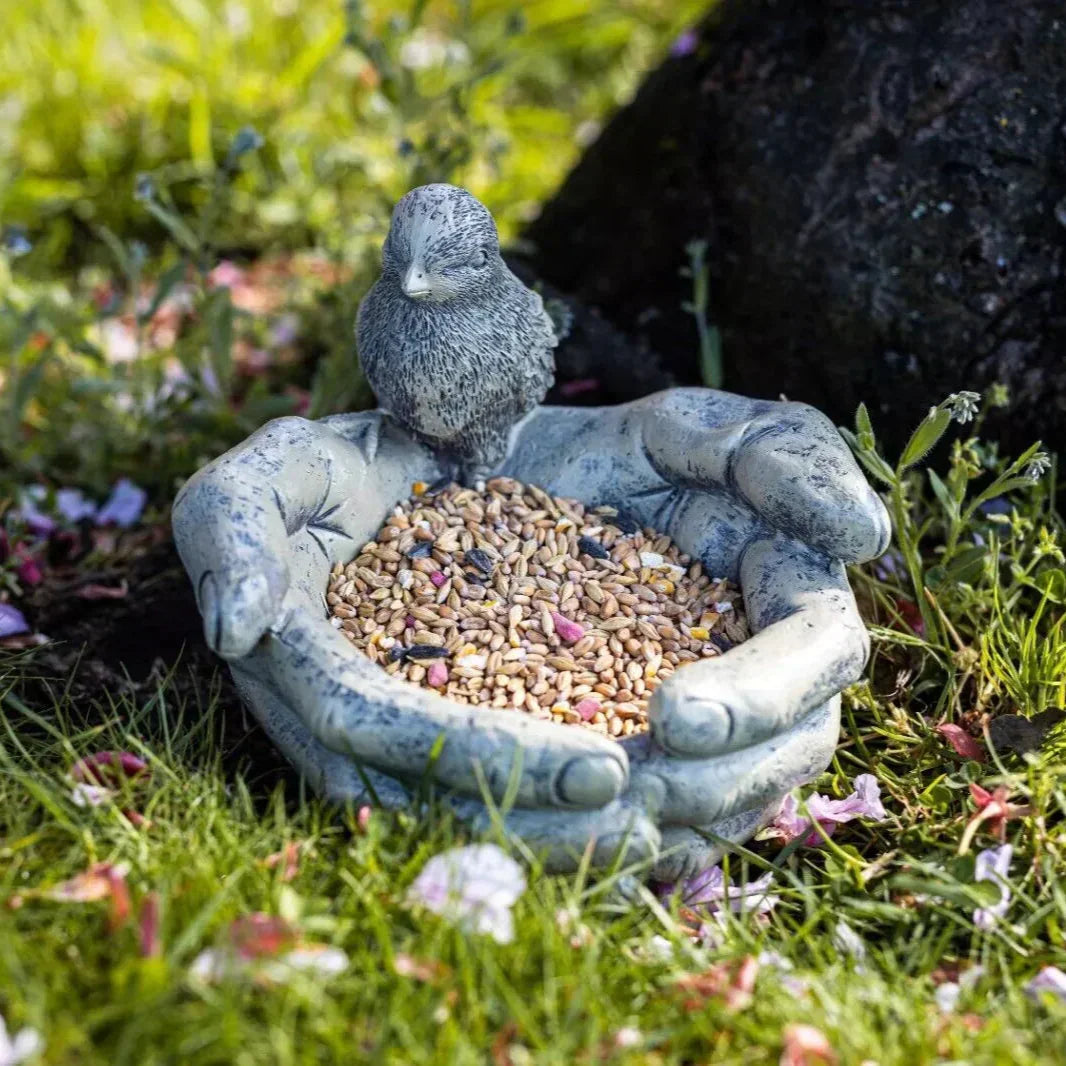 BirdHaven – Symbolisk Fuglefodring i Håndformet Harpiks