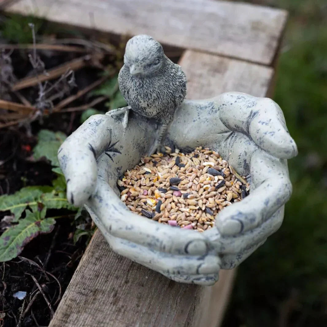 BirdHaven – Symbolisk Fuglefodring i Håndformet Harpiks