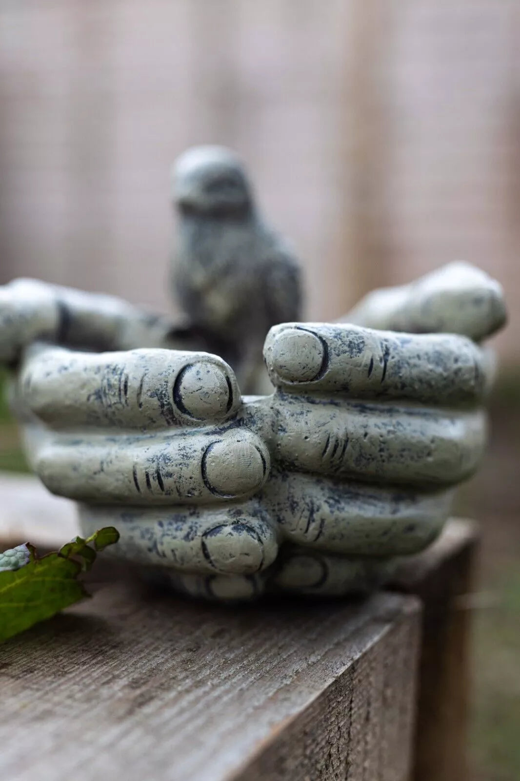 BirdHaven – Symbolisk Fuglefodring i Håndformet Harpiks