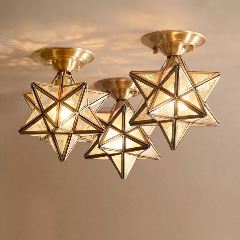 Brillistar – Stjerneformet loftlampe i messing med klassisk glasdesign